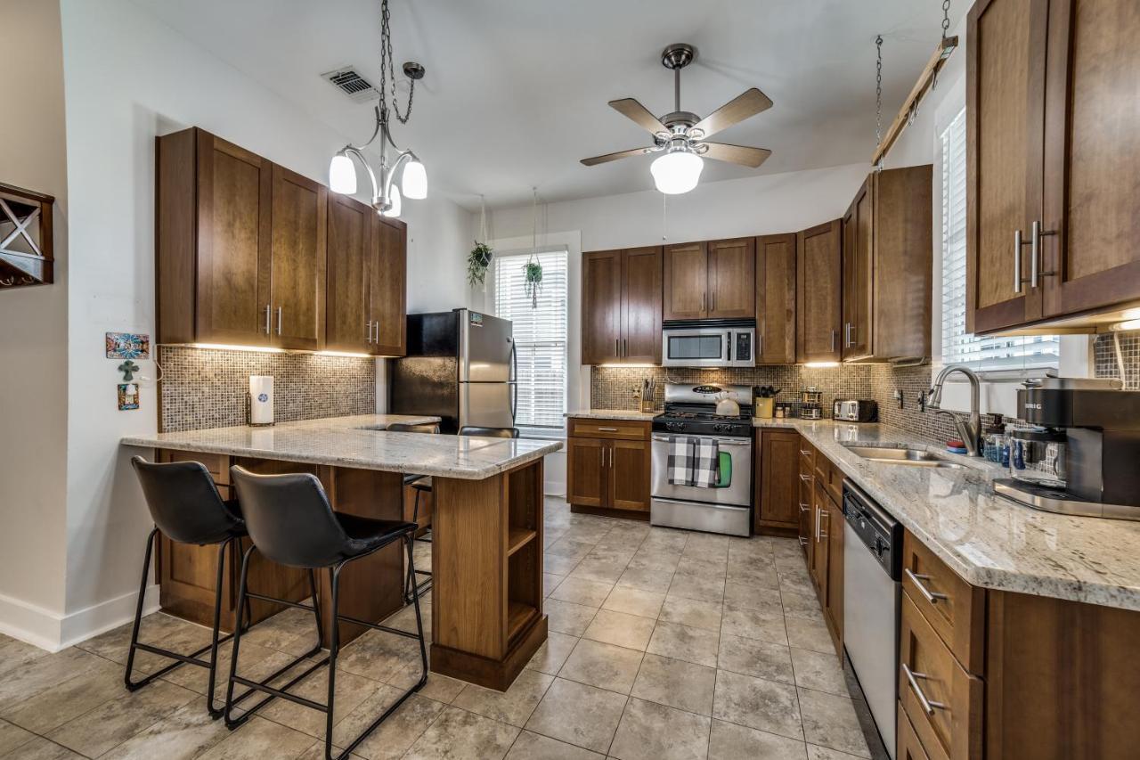 Downtown Historic 2Bdrm, Walk To Riverwalk, Alamo; Beautifully Renovated! San Antonio Bagian luar foto