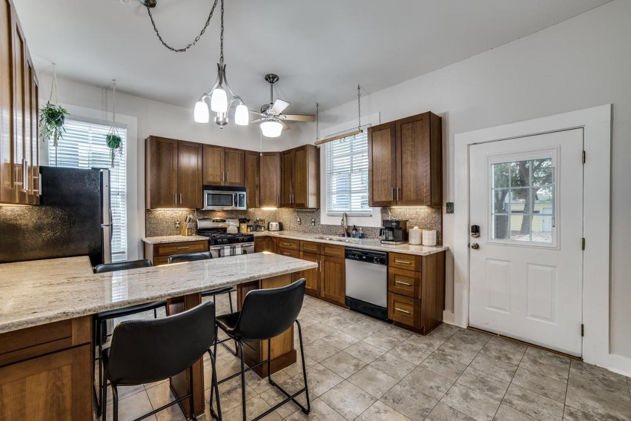 Downtown Historic 2Bdrm, Walk To Riverwalk, Alamo; Beautifully Renovated! San Antonio Bagian luar foto