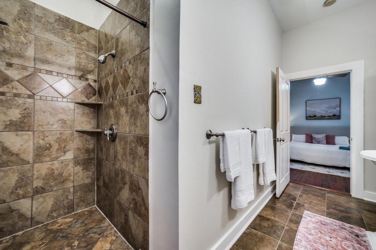 Downtown Historic 2Bdrm, Walk To Riverwalk, Alamo; Beautifully Renovated! San Antonio Bagian luar foto
